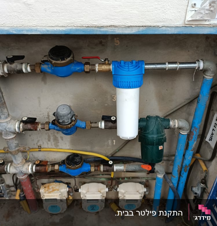 צנרת מים עם ברזים ומד מים כחול